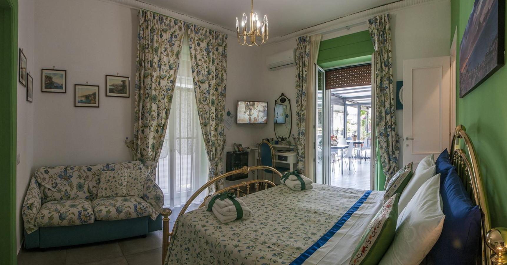 La Terrazza Ai Miracoli Bed & Breakfast Naples Exterior photo